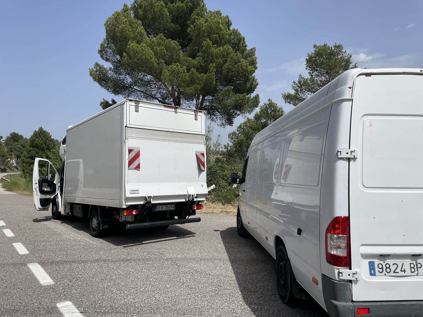 Transporte de Furgón y furgoneta, carrozado con plataforma elevador, rígido y con cortina. Cortas y Largas distancias con capacidad de 3500Kg. Carrozado las 24h en Cataluña