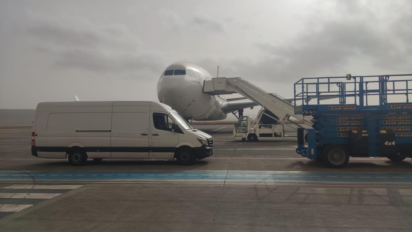 Furgoneta en Aeropuerto Recogiendo Mercancía de Avión, Entregas Rápidas 